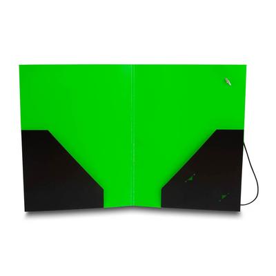 Grüne Mappe mit schwarzen Taschen links und rechts