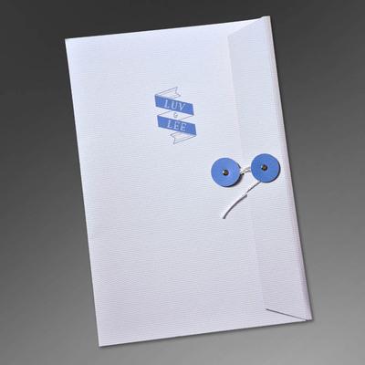 Weiße Mappe mit blauen Kordel & Knopf Verschluss